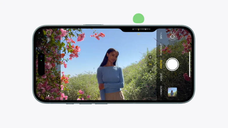  Đặc biệt, về âm thanh, 2 smartphone cao cấp sử dụng bốn mic với mức nhiễu thấp hơn. Ngoài ra, chúng còn có tính năng thu âm thanh không gian để quay video.