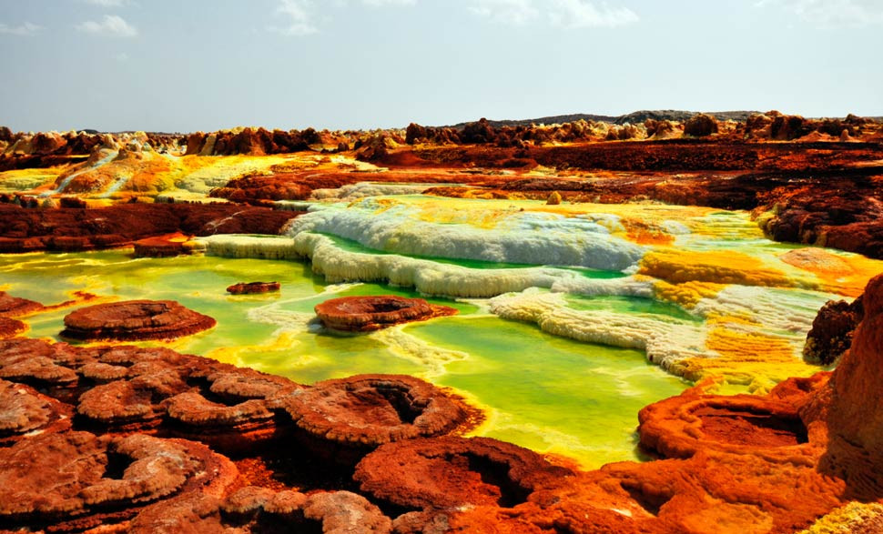 4. Núi lửa Dallol nằm ở Ethiopia, châu Phi, hình thành do sự xâm nhập của magma bazan vào các mỏ muối Miocene và hoạt động thủy nhiệt. Đây là một thế giới nước rất huyền ảo và rực rỡ, với sự hòa trộn của nhiều màu sắc. Ảnh: The Nature