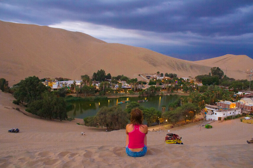 Huacachina nổi tiếng nhất với những người thích tiệc tùng và dân đam mê cảm giác mạnh nhờ các môn thể thao mạo hiểm của thị trấn. Những du khách trầm lặng cũng sẽ tìm thấy những điều thú vị bên trong thị trấn cổ kính có lịch sử lâu đời này. Ảnh: Culian Express