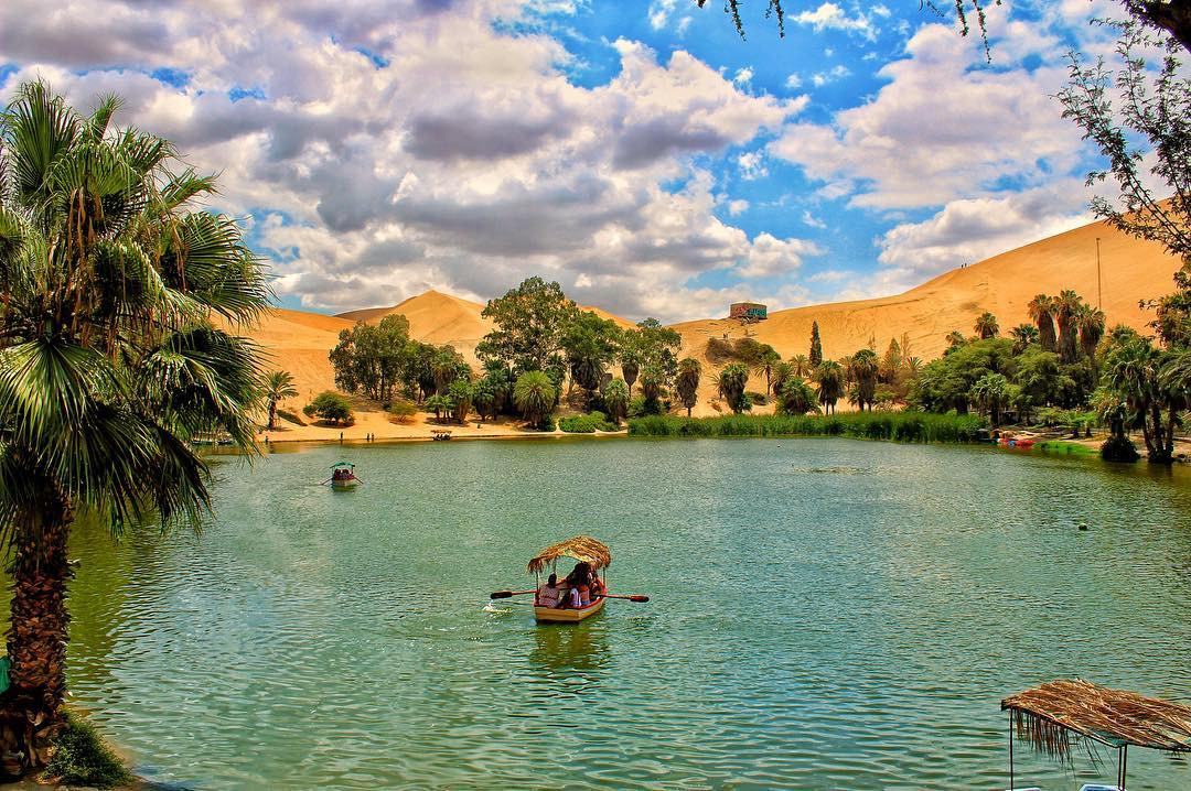 7. Ốc đảo Huacachina giữa sa mạc ở Peru. Khung cảnh ngôi làng được bao quanh bởi những cồn cát khổng lồ khiến bạn có cảm giác siêu thực như được tạo nên bởi bàn tay của đấng tối cao. Nước trong hồ còn được cho là có dược tính tốt cho sức khỏe. Ảnh: Peru Today
