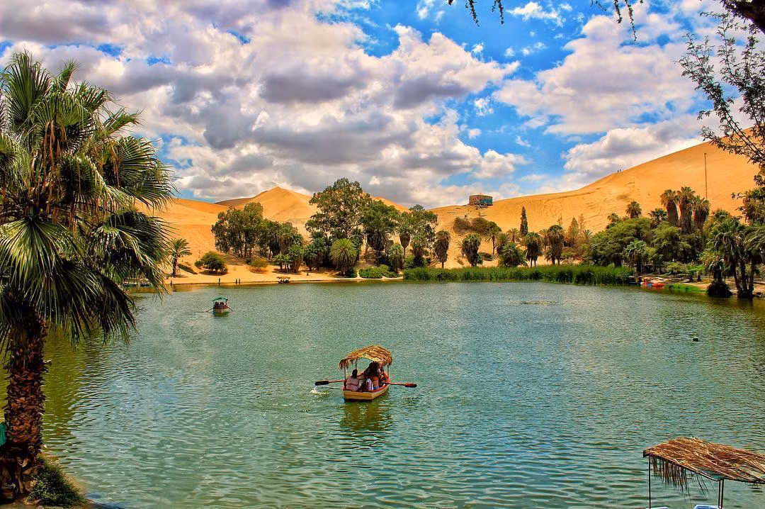 7. Ốc đảo Huacachina giữa sa mạc ở Peru. Khung cảnh ngôi làng được bao quanh bởi những cồn cát khổng lồ khiến bạn có cảm giác siêu thực như được tạo nên bởi bàn tay của đấng tối cao. Nước trong hồ còn được cho là có dược tính tốt cho sức khỏe. Ảnh: Peru Today