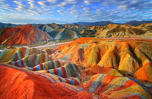 6. Công viên địa chất Zhangye tỉnh Cam Túc phía tây bắc của Trung Quốc, với các địa mạo đá đầy màu sắc. Nó còn được gọi là núi cầu vồng Trương Dịch Đan Hà. Những ngọn núi 322km có cấu tạo bởi những lớp sa thạch đỏ ép vào nhau hình thành từ 24 triệu năm trước. Ảnh: Baidu