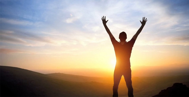 2. Bạn cao nhất vào buổi sáng Khi bạn đứng hoặc ngồi cả ngày, trọng lực có thể khiến phần sụn ở cột sống và một số bộ phận khác như đầu gối bị nén lại. Vì vậy, mỗi buổi sáng, sau khi nằm trên giường cả đêm, chúng ta có vẻ cao hơn. 