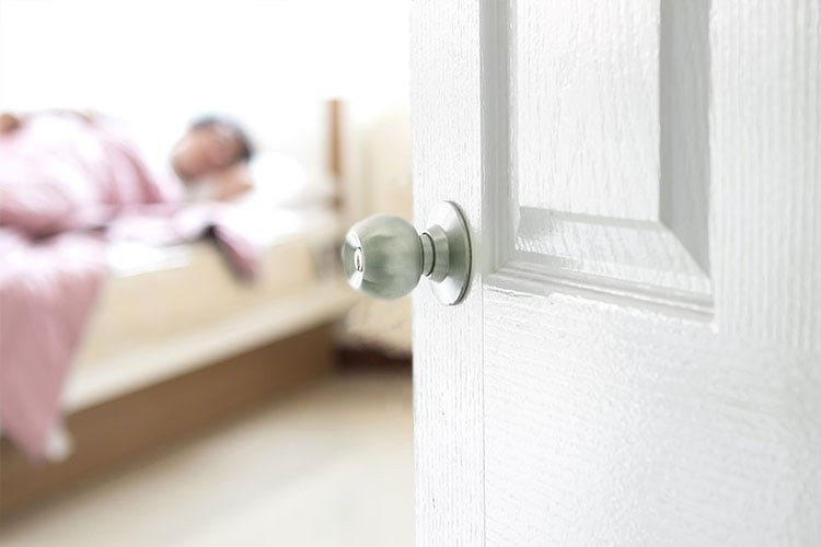  3. Bạn nên đóng cửa phòng khi ngủ. Thói quen đóng cửa phòng ngủ sẽ bảo vệ bạn khỏi khói và khí độc trong trường hợp hỏa hoạn. 