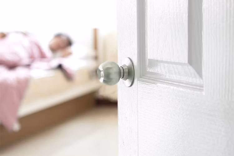  3. Bạn nên đóng cửa phòng khi ngủ. Thói quen đóng cửa phòng ngủ sẽ bảo vệ bạn khỏi khói và khí độc trong trường hợp hỏa hoạn. 