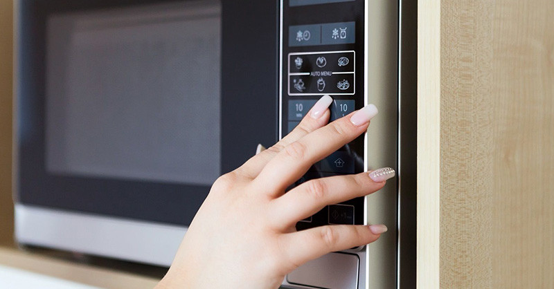 24. Bạn có thể tắt âm lò vi sóng. Sự thật là hầu hết các lò vi sóng đời mới đều có tùy chọn tắt âm. Bạn có thể dễ dàng tìm thấy nút “tắt âm” trên thân máy và nhấn giữ nó một lúc. Nếu không có, bạn nên xem qua sách hướng dẫn sử dụng của máy. 