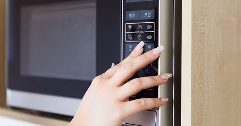 24. Bạn có thể tắt âm lò vi sóng. Sự thật là hầu hết các lò vi sóng đời mới đều có tùy chọn tắt âm. Bạn có thể dễ dàng tìm thấy nút “tắt âm” trên thân máy và nhấn giữ nó một lúc. Nếu không có, bạn nên xem qua sách hướng dẫn sử dụng của máy. 