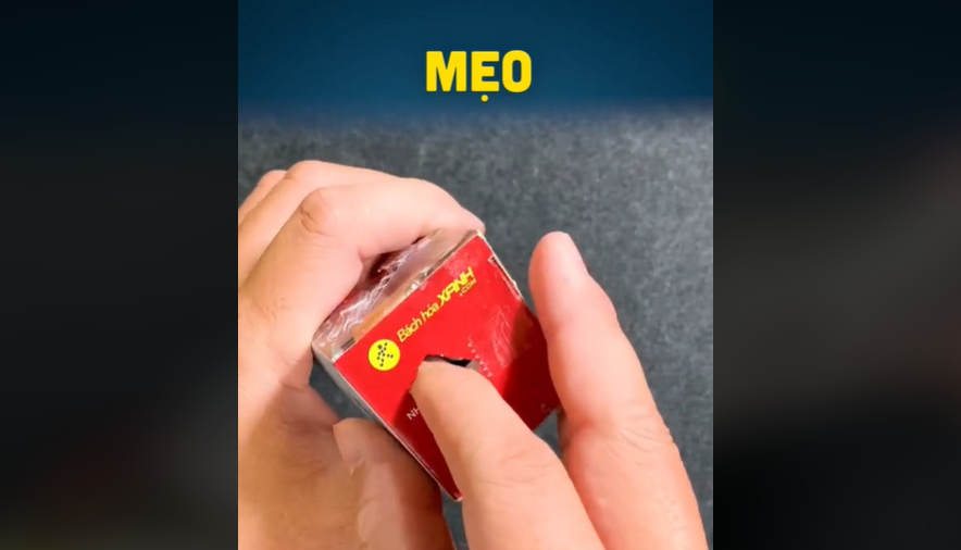  29. Mẹo sử dụng giấy bạc và màng bọc thực phẩm. Bạn sẽ tìm thấy hai dấu cắt ở hai bên hộp đựng cuộn giấy bạc hoặc màng bọc thực phẩm. Hãy đục phần cắt sẵn đó vào phía trong. Chúng sẽ giữ cuộn giấy bạc và màng bọc của bạn ở yên một chỗ. 