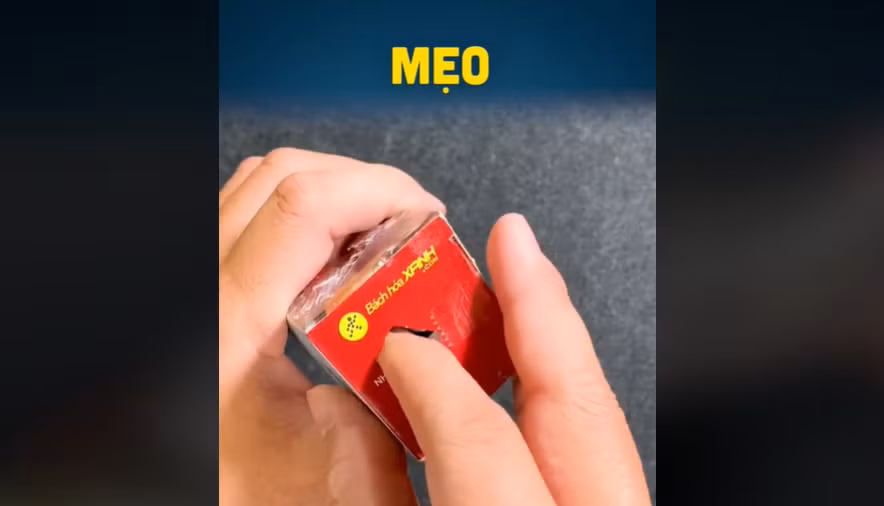  29. Mẹo sử dụng giấy bạc và màng bọc thực phẩm. Bạn sẽ tìm thấy hai dấu cắt ở hai bên hộp đựng cuộn giấy bạc hoặc màng bọc thực phẩm. Hãy đục phần cắt sẵn đó vào phía trong. Chúng sẽ giữ cuộn giấy bạc và màng bọc của bạn ở yên một chỗ. 