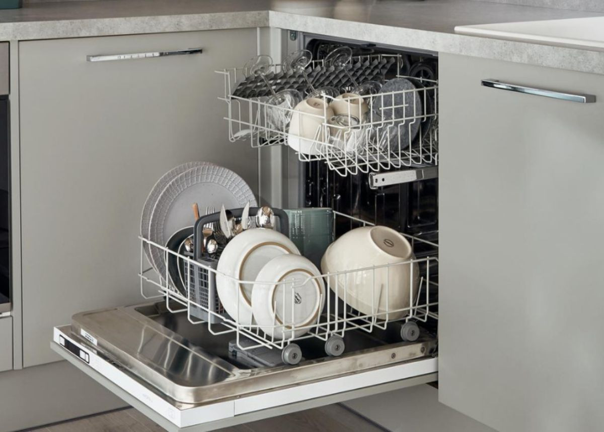  21. Máy rửa bát cũng cần được vệ sinh. Nếu bạn chưa từng vệ sinh chiếc máy rửa bát của mình, đã đến lúc phải làm việc đó rồi. Bạn có thể tìm kiếm các video hướng dẫn trên mạng, hoặc thuê dịch vụ vệ sinh chuyên nghiệp, để trả lại trạng thái tốt nhất cho thiết bị. 