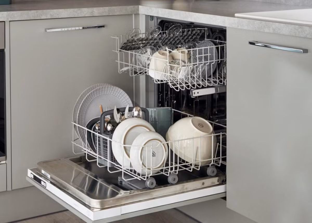  21. Máy rửa bát cũng cần được vệ sinh. Nếu bạn chưa từng vệ sinh chiếc máy rửa bát của mình, đã đến lúc phải làm việc đó rồi. Bạn có thể tìm kiếm các video hướng dẫn trên mạng, hoặc thuê dịch vụ vệ sinh chuyên nghiệp, để trả lại trạng thái tốt nhất cho thiết bị. 