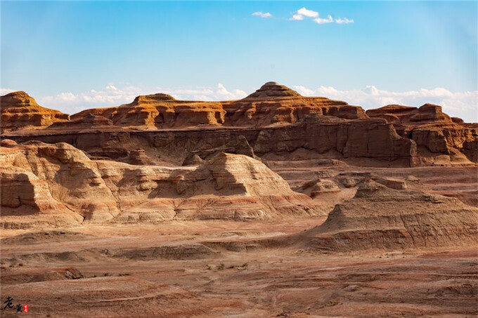  “Thành phố Ma Quỷ” ở Karamay có diện tích tổng cộng 260km2, với vùng lõi địa chất Yardang chiếm khoảng 22km2. Nằm trải dài theo hướng Tây Bắc - Đông Nam, khu vực này nổi bật với nhiều cảnh quan thiên nhiên độc đáo, bao gồm địa hình Yardang Gobi, hẻm núi sa mạc, và những cây dương đá đặc sắc. (Ảnh: Quỷ Cốc Tử)