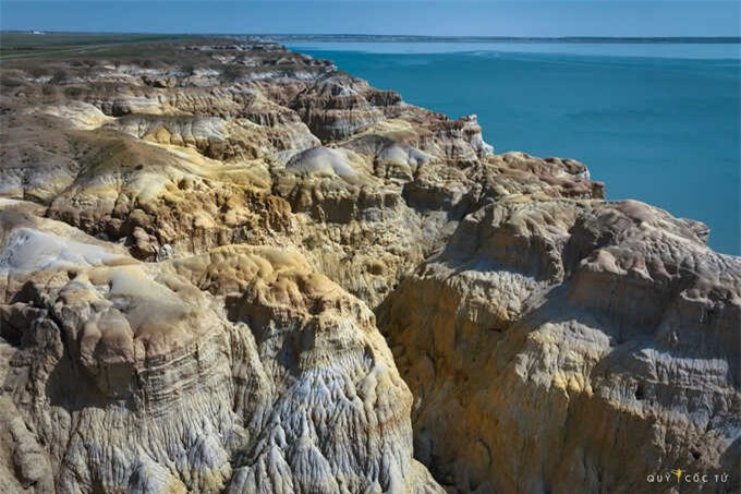 Ngoài giá trị văn hóa và truyền thuyết, "Thành phố Ma Quỷ" còn có giá trị khoa học to lớn. Đây là một địa điểm quan trọng cho nghiên cứu về địa chất và khí hậu, giúp các nhà khoa học hiểu rõ hơn về quá trình phong hóa và sự thay đổi của môi trường theo thời gian. (Ảnh: Quỷ Cốc Tử)