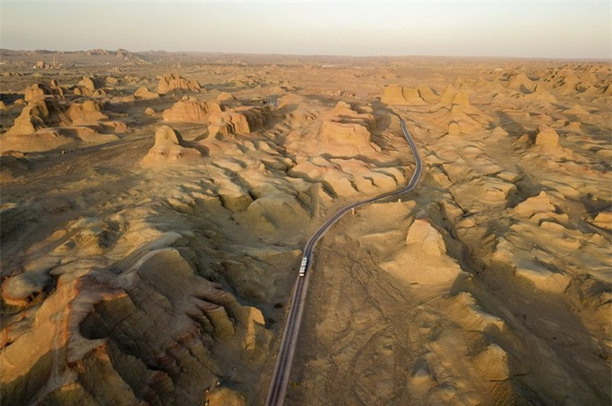 Nằm ẩn mình tại rìa sa mạc Gobi, khu tự trị Tân Cương, phía tây bắc Trung Quốc, có một địa danh khiến nhiều người không khỏi tò mò và kinh ngạc bởi sự kỳ lạ và vẻ đẹp huyền bí của nó. (Ảnh: Quỷ Cốc Tử) 