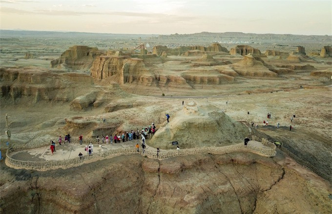 “Thành phố Ma Quỷ” nổi tiếng với những khối đá có hình thù kỳ quái, tạo nên một cảnh quan giống như một thành phố cổ hoang tàn. Khi nhìn từ xa, trông giống như các tòa tháp hay là những con thú đá khổng lồ, tất cả tạo nên một bức tranh vừa hùng vĩ vừa rợn người. (Ảnh: Quỷ Cốc Tử) 