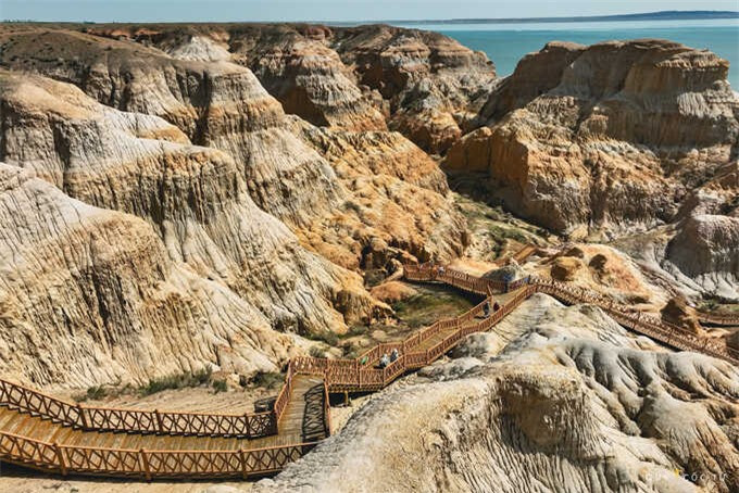  Đó là “Thành phố Ma Quỷ,” hay còn được biết đến với tên gọi "World Mystery Town" hay Mogui Cheng. Với những khối đá hình thù độc đáo và âm thanh kỳ lạ phát ra khi gió thổi qua, nơi này trở thành một trong những điểm đến bí ẩn và thú vị nhất của khu vực. (Ảnh: Quỷ Cốc Tử)