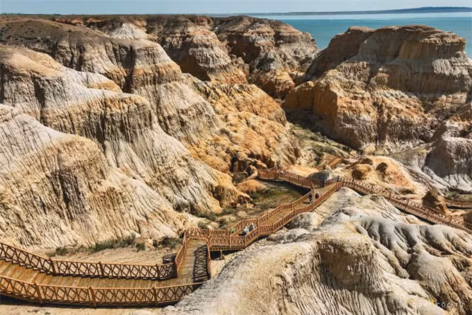  Đó là “Thành phố Ma Quỷ,” hay còn được biết đến với tên gọi "World Mystery Town" hay Mogui Cheng. Với những khối đá hình thù độc đáo và âm thanh kỳ lạ phát ra khi gió thổi qua, nơi này trở thành một trong những điểm đến bí ẩn và thú vị nhất của khu vực. (Ảnh: Quỷ Cốc Tử)