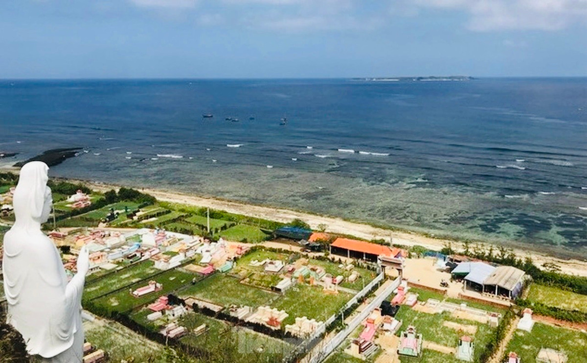 Đứng trên đỉnh núi lửa Giếng Tiền, du khách có thể nhìn thấy đảo Bé hiện ra giữa biển cả bao la.