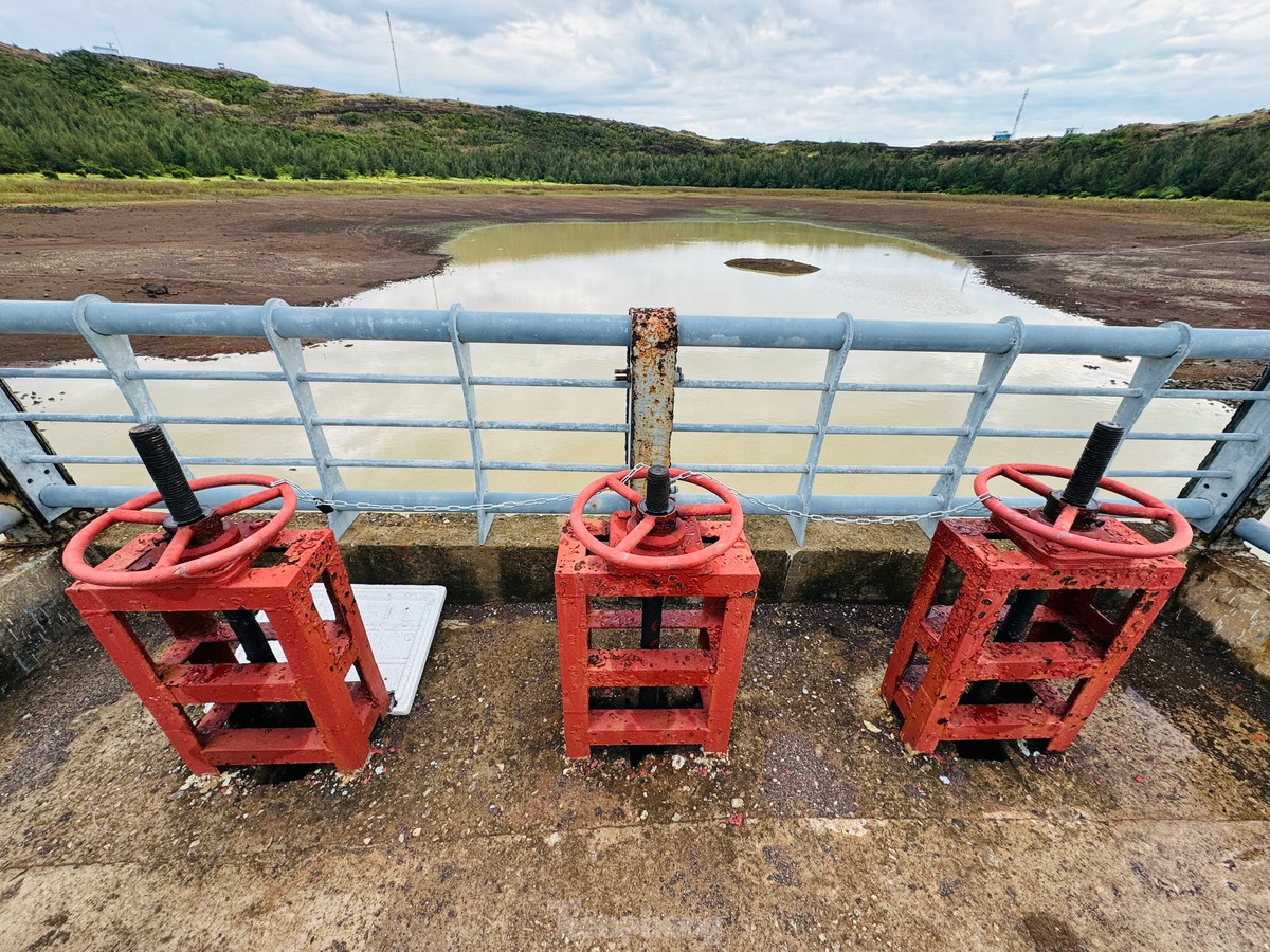 br/> Miệng núi lửa Thới Lới được tận dụng xây dựng thành hồ chứa nước ngọt với dung tích 270.000 m3, được đưa vào sử dụng tháng 5/2012. Đây là công trình mang ý nghĩa vô cùng quan trọng vì nguồn nước ngọt trên đảo khá khan hiếm.