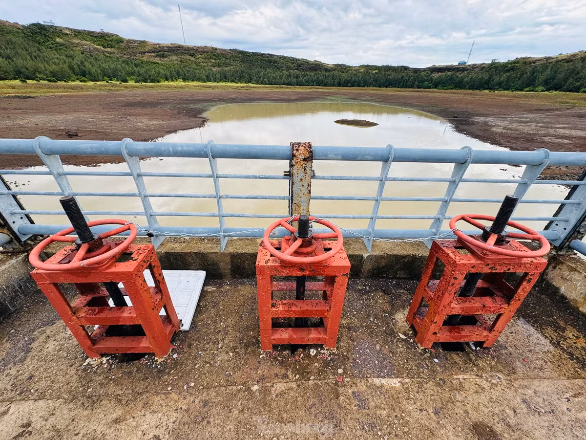 br/> Miệng núi lửa Thới Lới được tận dụng xây dựng thành hồ chứa nước ngọt với dung tích 270.000 m3, được đưa vào sử dụng tháng 5/2012. Đây là công trình mang ý nghĩa vô cùng quan trọng vì nguồn nước ngọt trên đảo khá khan hiếm.