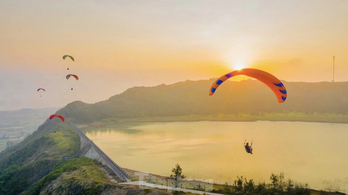 Bay dù lượn trên đỉnh Thới Lới.