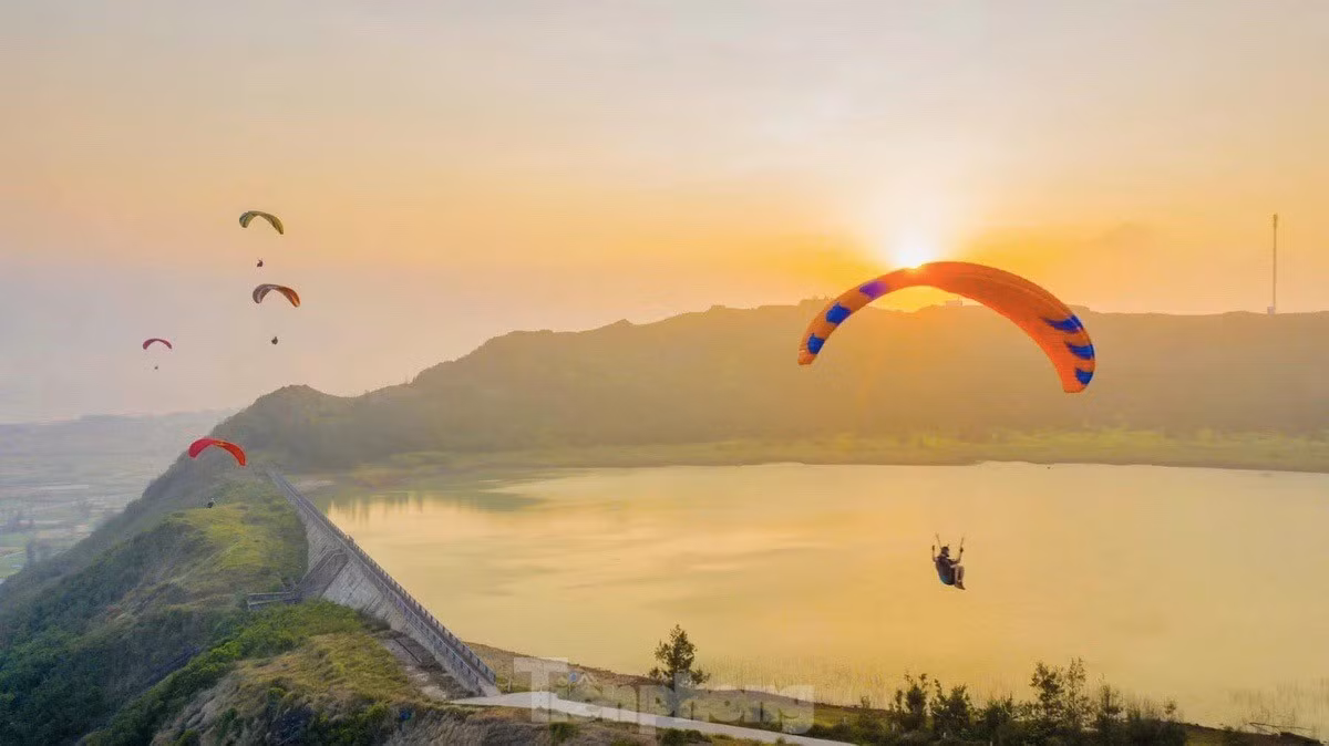 Bay dù lượn trên đỉnh Thới Lới.