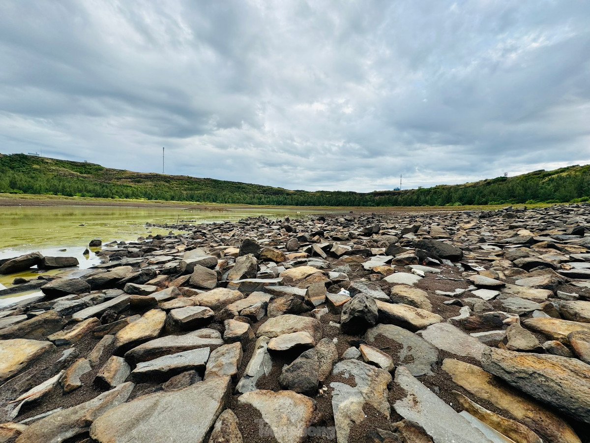 Trải qua hàng triệu năm, khu miệng núi vẫn còn nguyên hình thù lòng chảo, đá nham thạch nhấp nhô.