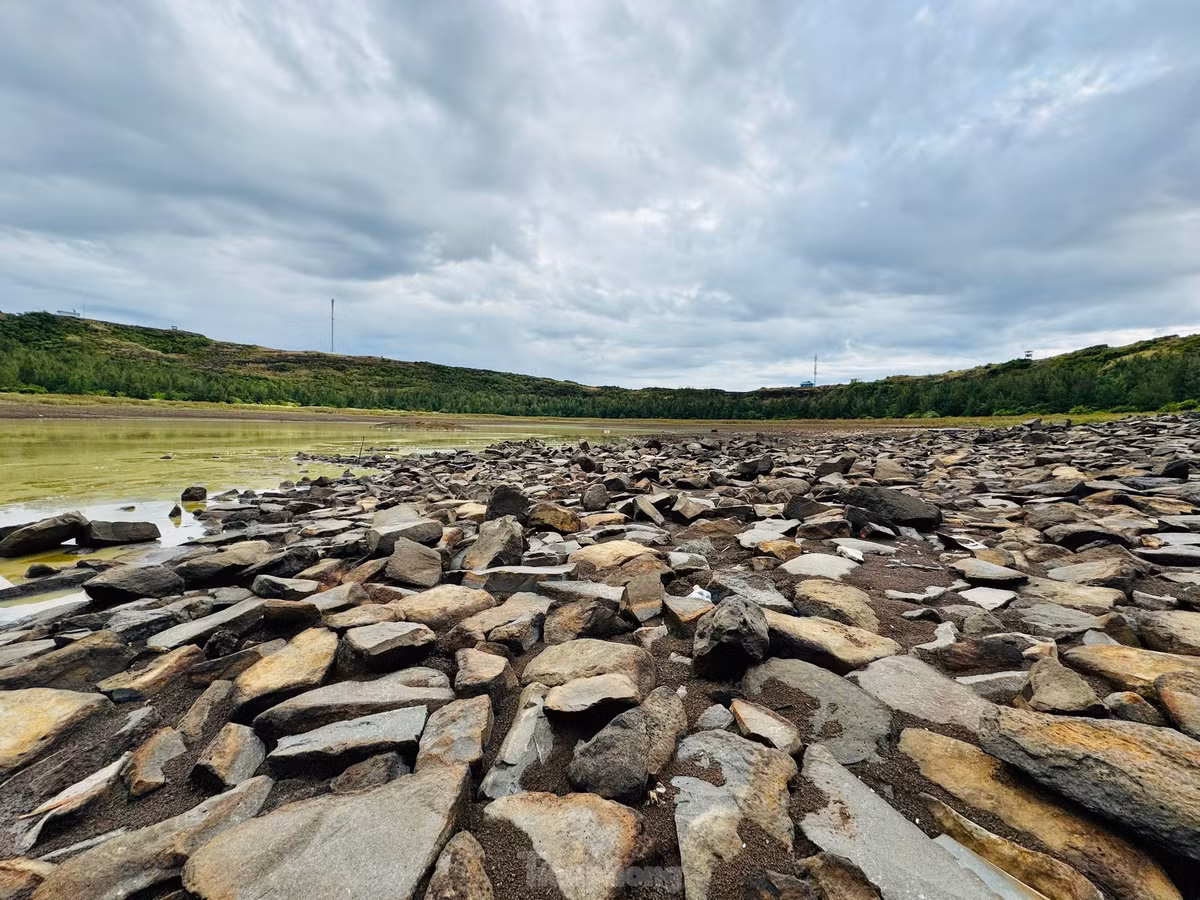Trải qua hàng triệu năm, khu miệng núi vẫn còn nguyên hình thù lòng chảo, đá nham thạch nhấp nhô.