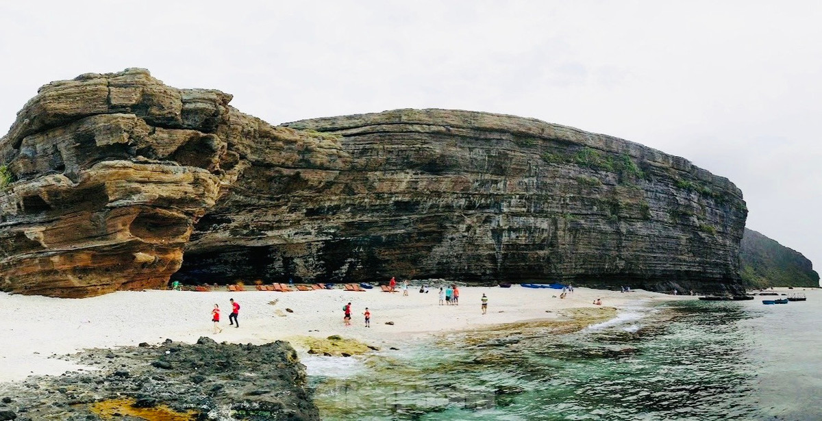 br/> Quá trình phun trào của núi lửa Thới Lới cũng đã tạo nên những cảnh quan ngoạn mục, đặc biệt là vách đá Hang Câu.