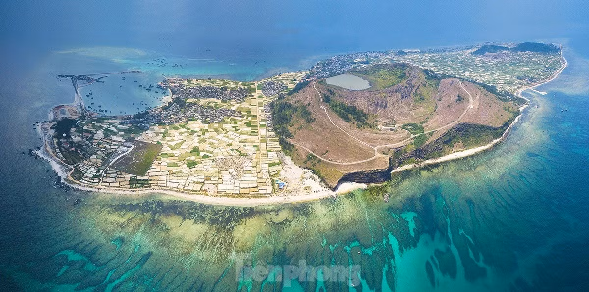 Huyện Lý Sơn bao gồm đảo Lớn và đảo Bé. Khu vực này hiện còn vết tích của 10 miệng núi lửa, trong đó có 3 miệng núi lửa nằm dưới đáy biển. Các miệng núi lửa được hình thành cách đây khoảng 25 – 30 triệu năm.