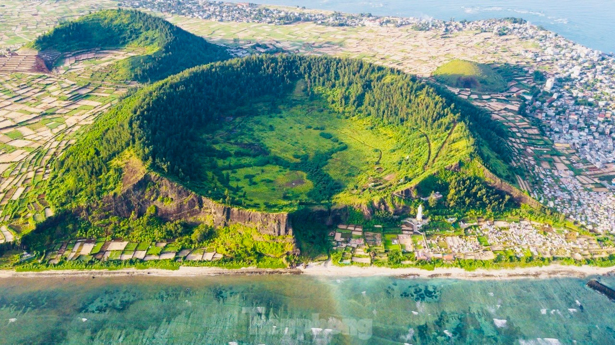 Còn tại cụm núi lửa ở phía tây đảo Lý Sơn, miệng núi lửa lớn nhất trong số này là núi Giếng Tiền cao 86 m. Miệng núi lửa hình lòng chảo rộng hàng trăm mét với loại đất đỏ khá màu mỡ. Do đó, núi lửa Giếng Tiền luôn được cây cối phủ xanh quanh năm. Ảnh: Bùi Thanh Trung