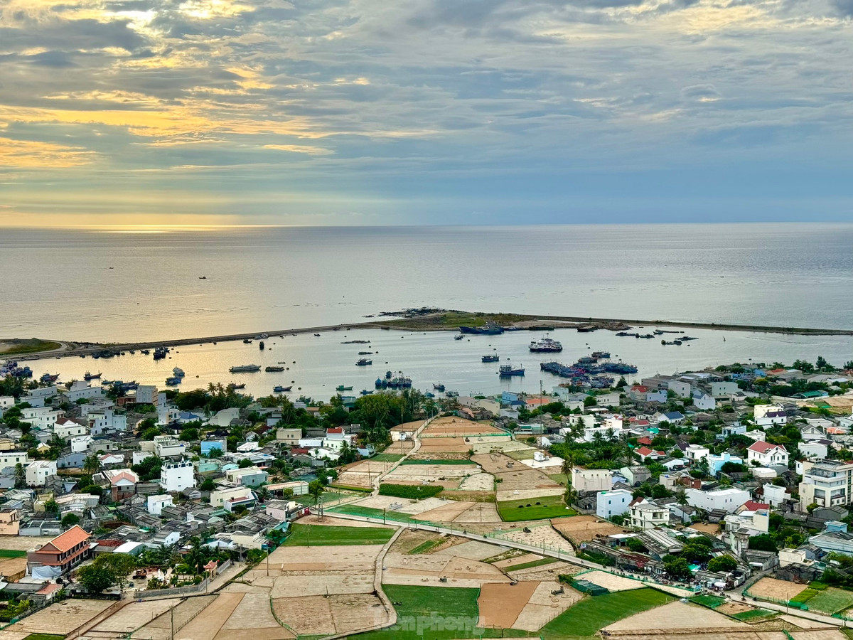 Đứng trên đỉnh Thới Lới, hầu như toàn bộ đảo Lý Sơn xinh đẹp sẽ nằm gọn trong tầm mắt của du khách.