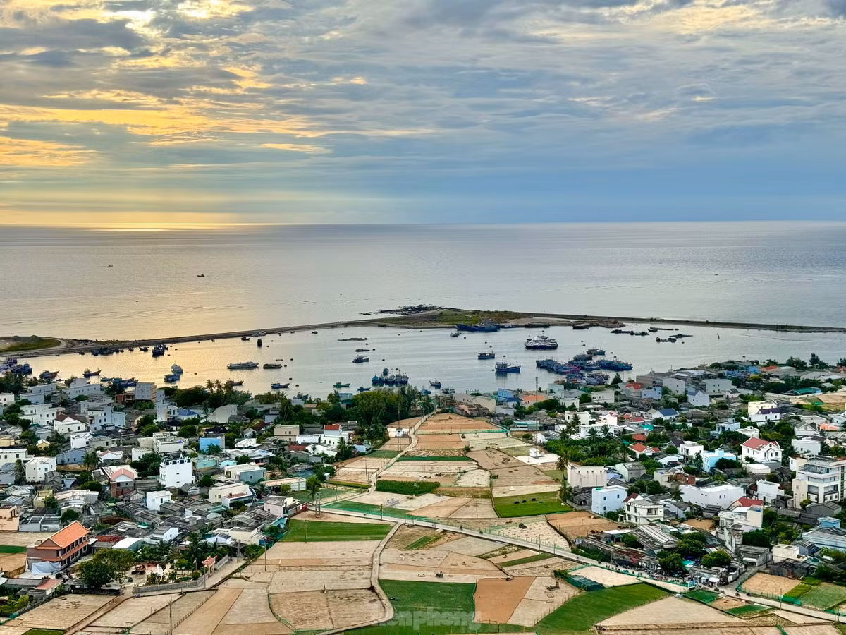 Đứng trên đỉnh Thới Lới, hầu như toàn bộ đảo Lý Sơn xinh đẹp sẽ nằm gọn trong tầm mắt của du khách.
