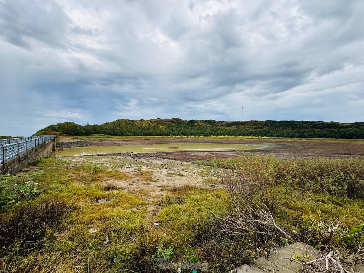 Thới Lới là ngọn núi lửa lớn nhất trên đảo Lý Sơn. Đỉnh núi cao gần 170m, đây cũng là điểm cao nhất trên đảo. Ngọn núi lửa này có đường kính đáy 1,4 km, đường kính miệng 0,35 km.