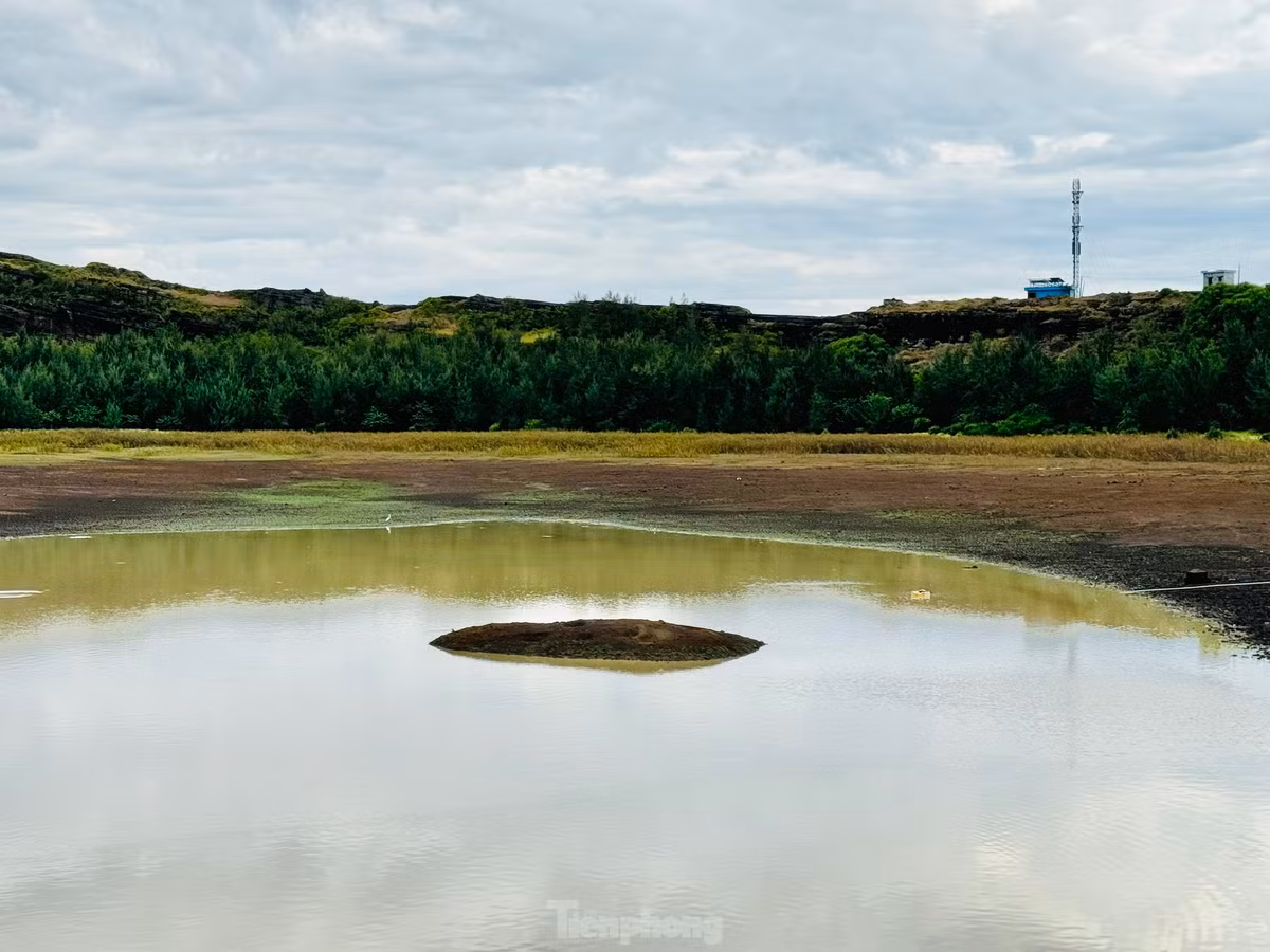 Tường phía trong miệng núi lửa Thới Lới có dạng dốc đứng, ở giữa khá sâu.