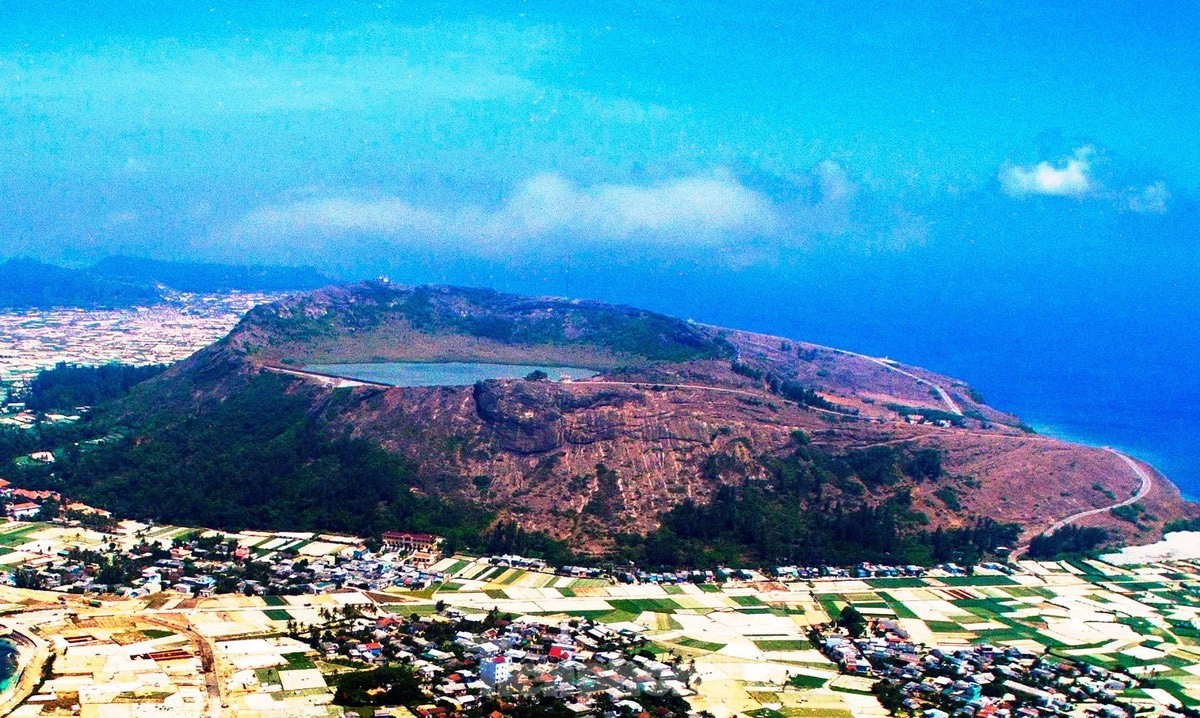 Trong số 10 miệng núi lửa được phát hiện tại khu vực đảo Lý Sơn, núi Thới Lới và Giếng Tiền là 2 ngọn núi lửa độc đáo, kỳ vĩ bậc nhất trên đảo này.