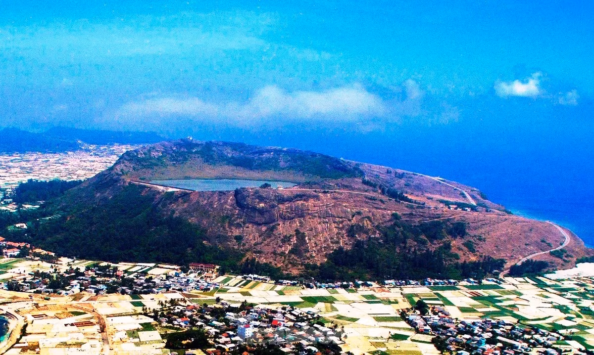 Trong số 10 miệng núi lửa được phát hiện tại khu vực đảo Lý Sơn, núi Thới Lới và Giếng Tiền là 2 ngọn núi lửa độc đáo, kỳ vĩ bậc nhất trên đảo này.