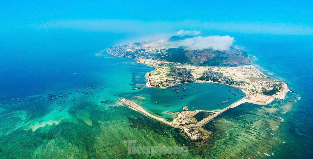 Huyện đảo Lý Sơn nằm về phía đông bắc tỉnh Quảng Ngãi, cách đất liền 15 hải lý. Huyện có diện tích khoảng 10,3 km2 với trên 22.000 dân. Ảnh: Bùi Thanh Trung