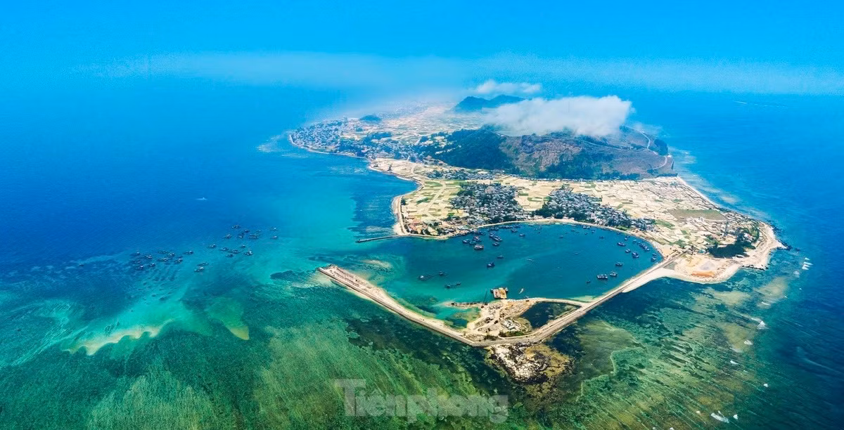 Huyện đảo Lý Sơn nằm về phía đông bắc tỉnh Quảng Ngãi, cách đất liền 15 hải lý. Huyện có diện tích khoảng 10,3 km2 với trên 22.000 dân. Ảnh: Bùi Thanh Trung