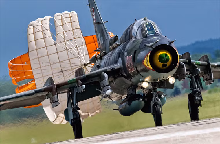 “Hoa dù bung nở” sau đuôi chiếc Su-22M4 khi máy bay hạ cánh.
