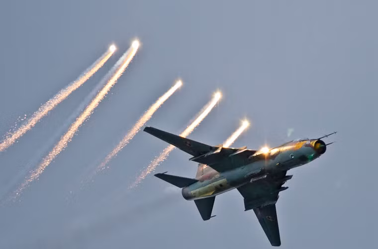 Su-22M4 là biến thể nâng cấp mạnh về hệ thống điện tử hàng không và vũ khí. Trong ảnh Su-22M4 đang phóng pháo sáng – mỗi bẫy nhiệt đánh lừa tên lửa không đối không tự dẫn hồng ngoại.