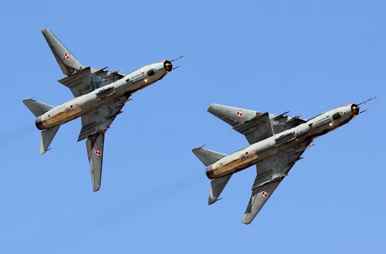 Su-17/22 nói chung và Su-22M4 nói riêng được thiết kế kiểu cánh cụp cánh xòe – nghĩa là cánh chính của phi cơ có khả năng điều chỉnh xòe ra hoặc gập vào tùy thuộc vào yêu cầu hoạt động. Thông thường, cánh chính của máy bay sẽ được xòe ra khi bay hành trình và gập vào phía sau khi cần thực hiện các động tác bổ nhào để cắt vũ khí ở tốc độ cao.