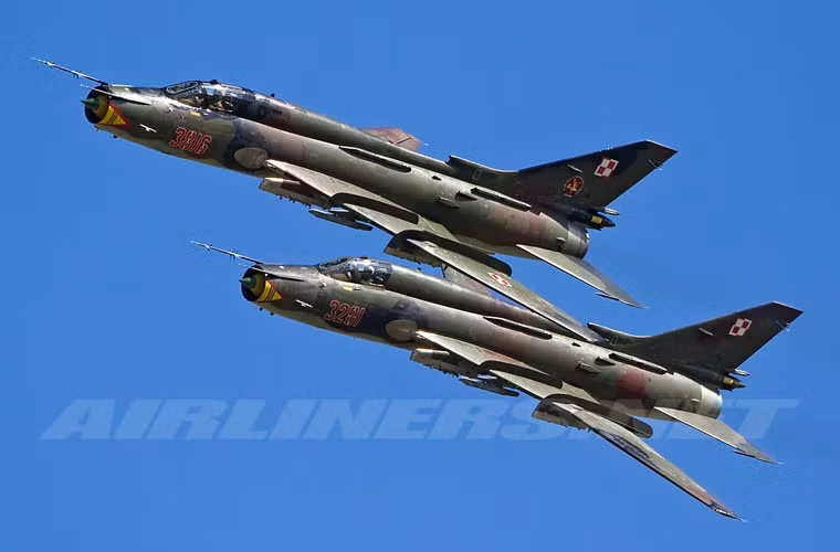Su-22 là tên gọi biến thể xuất khẩu thiết kế máy bay cường kích Su-17 do Liên Xô phát triển từ những năm 1960, chính thức giới thiệu từ năm 1970. Nó đã được xuất khẩu tới hơn 20 quốc gia trên thế giới, nhưng hiện tại chỉ cón 5 nước trang bị, trong đó có Việt Nam. Trong ảnh là 2 chiếc Su-22M4 – biến thể xuất khẩu của Su-17M4 – thiết kế sản xuất loạt cuối cùng của dòng Su-17/22, chế tạo trong giai đoạn 1983-1990.