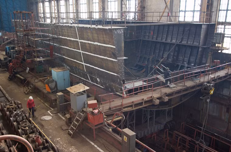 Trong ảnh là một phân đoạn chiếc tàu chiến khác đang được chế tạo.