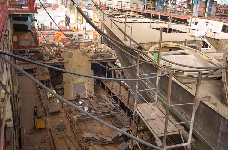 “Ngay cả khi biết rằng con tàu này không phải là lớn nhất nhưng tôi vẫn bị sốc bởi kích thước của nó”, Asaln nói. Con tàu có chiều dài khoảng 100m, rộng 13m.