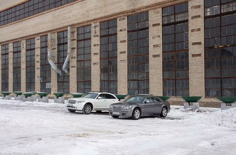 Dẫu vậy, Aslan không tiết lộ đây là nhà máy nào. Trong ảnh là quang cảnh bên ngoài nhà xưởng đóng tàu chiến.