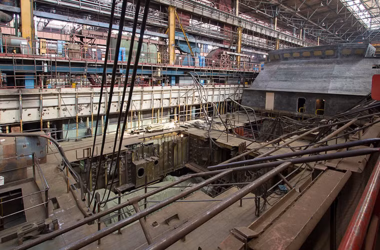 Ngay sau bệ pháo là những lỗ hổng lớn trên boong tàu, có thể đây là nơi lắp các loại vũ khí khác. Ví dụ như là bệ phóng thẳng đứng chứa tên lửa đối không hay chống hạm.