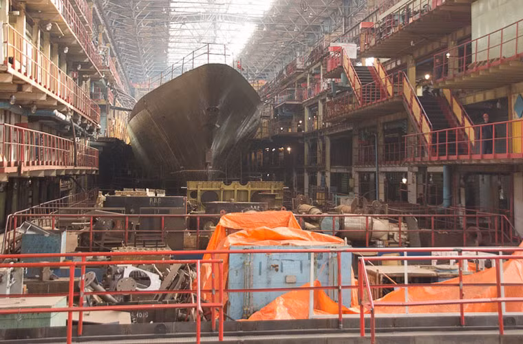 Và đây là bên trong, Aslan cho biết, chiếc tàu chiến này đã được khởi đóng từ năm 2006 nhưng tới bây giờ vẫn chưa hoàn thiện. Người ta dự kiến sẽ hạ thủy nó trong năm nay.