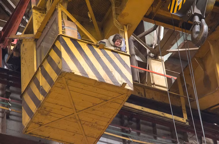 Ngạc nhiên khi nhà máy quân sự lại có sự xuất hiện của nữ giới điều khiển các hệ thống cần cẩu – công việc vốn thường chỉ thấy nam giới thực hiện.