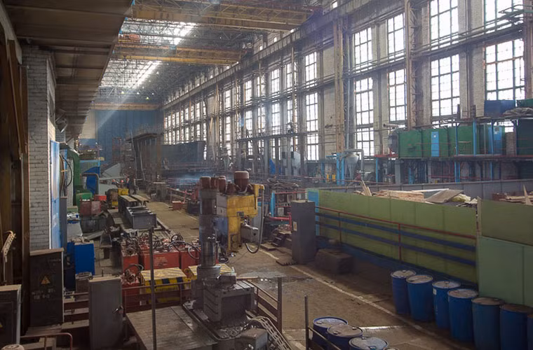 Nhà xưởng này thực sự khổng lồ khi bên trong nó ngoài chiếc tàu chiến 100m kia thì công nhân đang thi công một chiếc tàu khác.